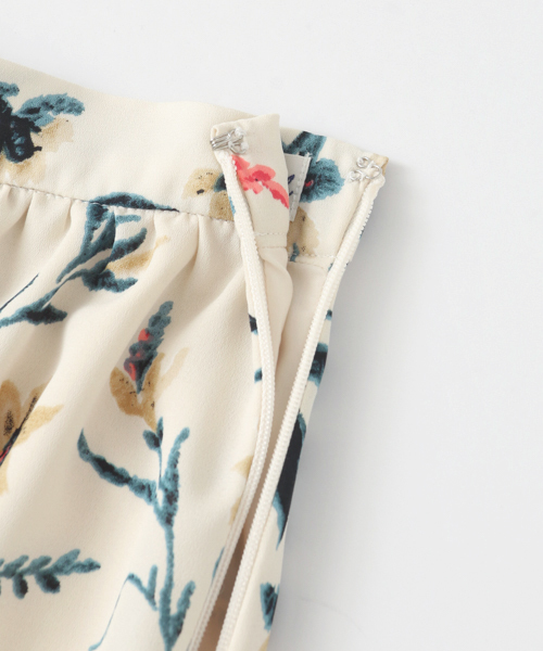 URBAN RESEARCH(アーバンリサーチ)の「リーフフラワープリントスカート(スカート・レディース・ホワイト系その他/ブラック系その他・FREE)」の9枚目の写真