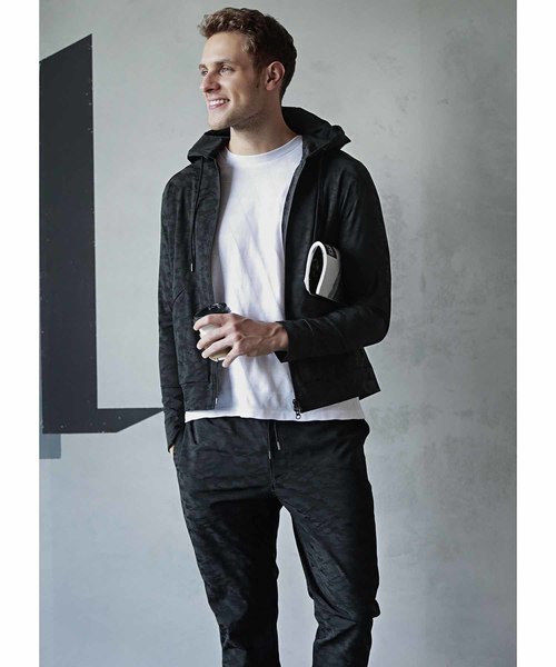 MEN'S BIGI（メンズビギ）の「カモフラジャガード　ストレッチナイロンパーカ（パーカー・メンズ・ブラック/ネイビー・LL/S/M/L）」の4枚目の写真