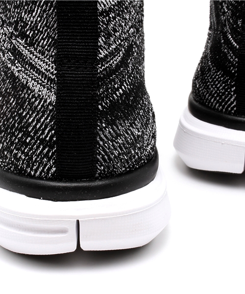NIKE(ナイキ)の「NIKE FREE FLYKNIT CHUKKA(スニーカー・メンズ・ブラック/ブルー/レッド・26.0cm/27.0cm/28.0cm)」の4枚目の写真