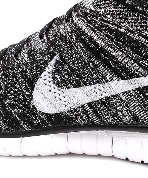 NIKE(ナイキ)の「NIKE FREE FLYKNIT CHUKKA(スニーカー・メンズ・ブラック/ブルー/レッド・26.0cm/27.0cm/28.0cm)」の5枚目の写真