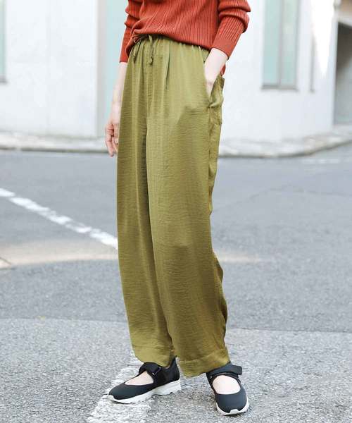 LAKOLE(ラコレ)の「パウダーサテンイージーパンツ / LAKOLE(その他パンツ・レディース・チャコール/サンドグレー/カーキ・MEDIUM/SMALL)」の3枚目の写真