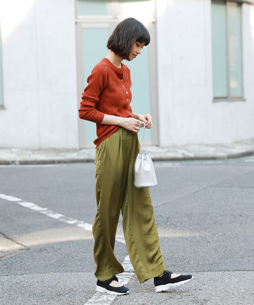 LAKOLE(ラコレ)の「パウダーサテンイージーパンツ / LAKOLE(その他パンツ・レディース・チャコール/サンドグレー/カーキ・MEDIUM/SMALL)」の6枚目の写真