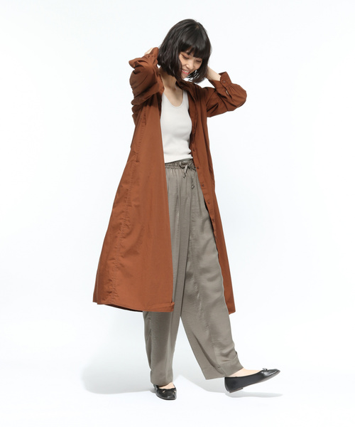 LAKOLE(ラコレ)の「パウダーサテンイージーパンツ / LAKOLE(その他パンツ・レディース・チャコール/サンドグレー/カーキ・MEDIUM/SMALL)」の7枚目の写真