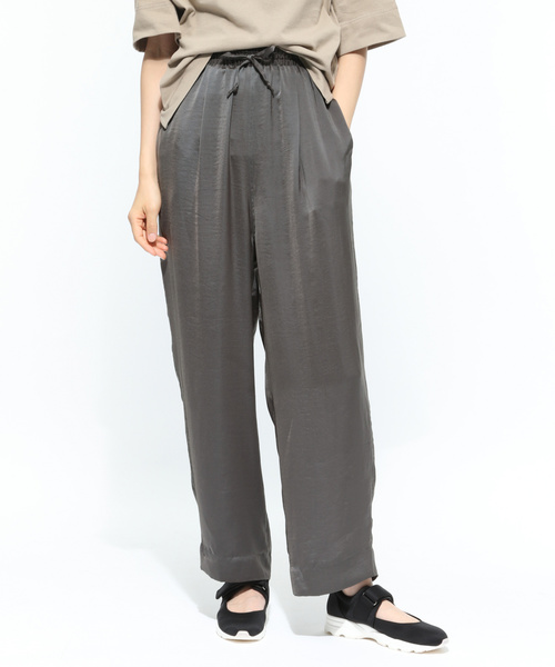 LAKOLE(ラコレ)の「パウダーサテンイージーパンツ / LAKOLE(その他パンツ・レディース・チャコール/サンドグレー/カーキ・MEDIUM/SMALL)」の15枚目の写真