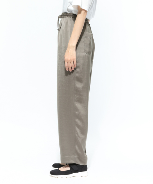 LAKOLE(ラコレ)の「パウダーサテンイージーパンツ / LAKOLE(その他パンツ・レディース・チャコール/サンドグレー/カーキ・MEDIUM/SMALL)」の18枚目の写真