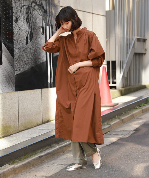 LAKOLE(ラコレ)の「パウダーサテンイージーパンツ / LAKOLE(その他パンツ・レディース・チャコール/サンドグレー/カーキ・MEDIUM/SMALL)」の4枚目の写真