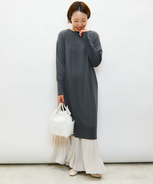 Liesse（リエス）の「Vネックサイドスリットワンピース（ワンピース・レディース・スミクロ/ライトベージュ/ブルー系その他・FREE）」の2枚目の写真