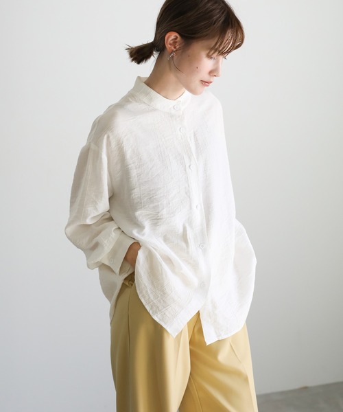 select MOCA(セレクトモカ)の「2021 SS ノーカラーワッシャーデザインシャツ(シャツ/ブラウス・レディース・ホワイト/ブルー/サーモンピンク・FREE)」の2枚目の写真