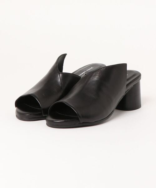 yuko imanishi +（ユウコイマニシプラス）の「yuko imanishi+ ユウコ イマニシ カラーコンビネーションデザインアシンメトリーカットミュール（サンダル・レディース・ブラック/シルバー・36/37/38/35）」の2枚目の写真