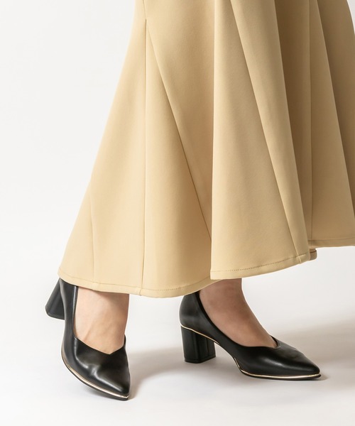 RANDA(ランダ)の「ストレスフリー/3E幅広 ソフト Vカットゴールドピースパンプス(パンプス・レディース・グレイッシュベージュ/ブラック/アイボリー/グリーン/ブラック系その他/ベージュ/パープル/ワイン/ピンク・22.5/24.5/25.5/23/23.5/25/24/22)」の4枚目の写真