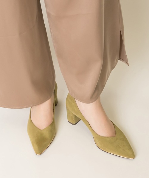 RANDA(ランダ)の「ストレスフリー/3E幅広 ソフト Vカットゴールドピースパンプス(パンプス・レディース・グレイッシュベージュ/ブラック/アイボリー/グリーン/ブラック系その他/ベージュ/パープル/ワイン/ピンク・22.5/24.5/25.5/23/23.5/25/24/22)」の7枚目の写真