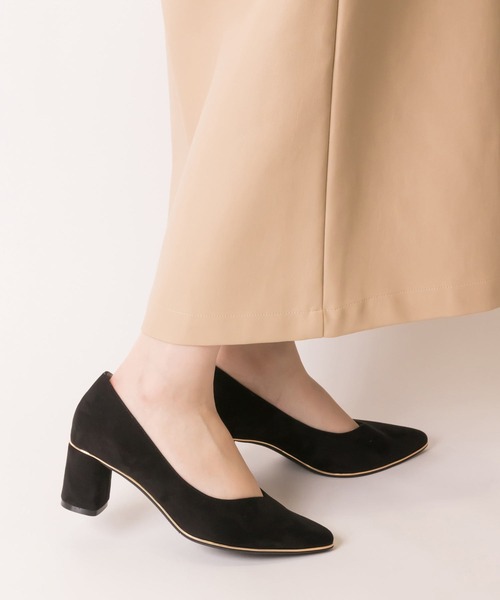 RANDA(ランダ)の「ストレスフリー/3E幅広 ソフト Vカットゴールドピースパンプス(パンプス・レディース・グレイッシュベージュ/ブラック/アイボリー/グリーン/ブラック系その他/ベージュ/パープル/ワイン/ピンク・22.5/24.5/25.5/23/23.5/25/24/22)」の3枚目の写真