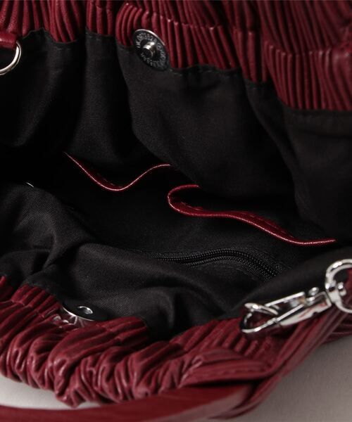 VEENA 1921（ヴィーナ）の「【VEENA 1921/ヴィーナ】2WAY プリーツ 巾着 ハンド ショルダーバッグ（ショルダーバッグ・レディース・ワインレッド/グレー・FREE）」の3枚目の写真