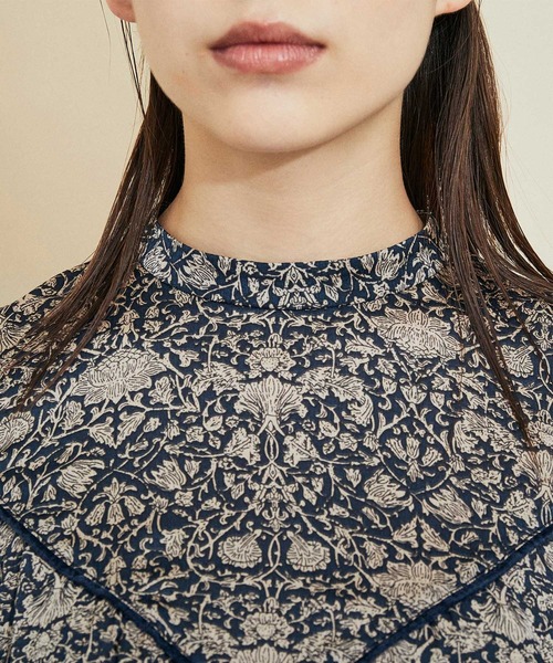 MADEMOISELLE ROPE'（マドモアゼル ロペ）の「【セットアップ対応】ボタニカルフラワースタンドカラーブラウス（シャツ/ブラウス・レディース・ブルー系その他/レッド系その他2・38）」の15枚目の写真