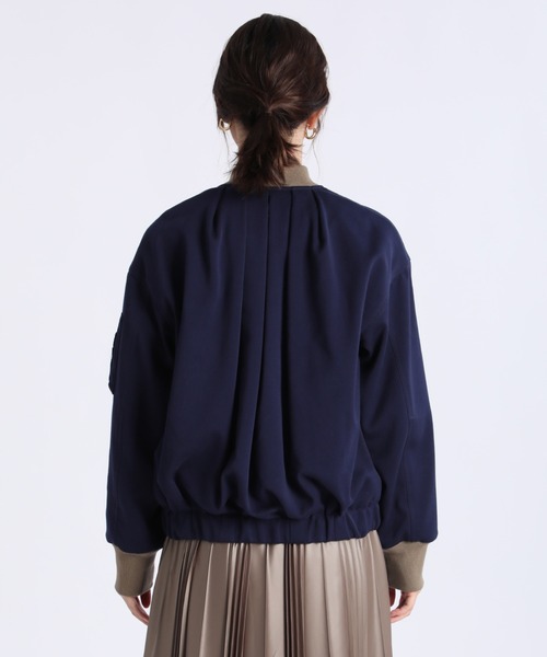 INED（イネド）の「《INED30th×スタイリスト・安西こずえ》MA-1ディテールブルゾン（MA-1・レディース・カーキ/ネイビー・9号）」の3枚目の写真