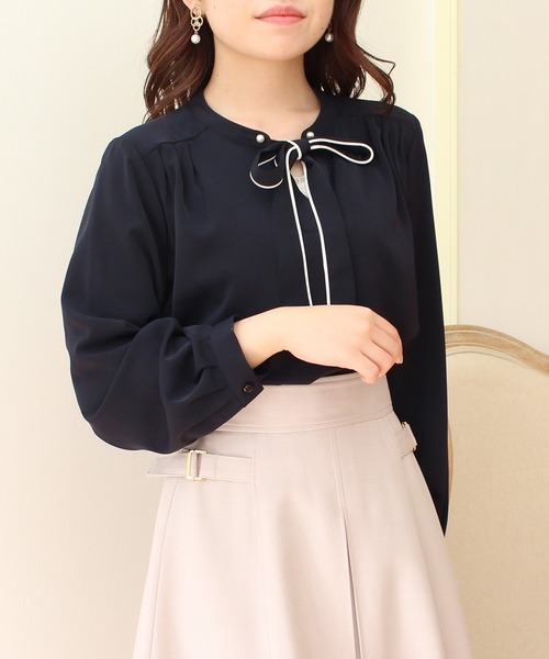 ASTORIA ODIER(アストリアオディール)の「2WAYパールピンボウタイブラウス(シャツ/ブラウス・レディース・ホワイト/ベージュ/ネイビー/サックスブルー/ミント/ピンクベージュ・SMALL/MEDIUM/LARGE)」の1枚目の写真