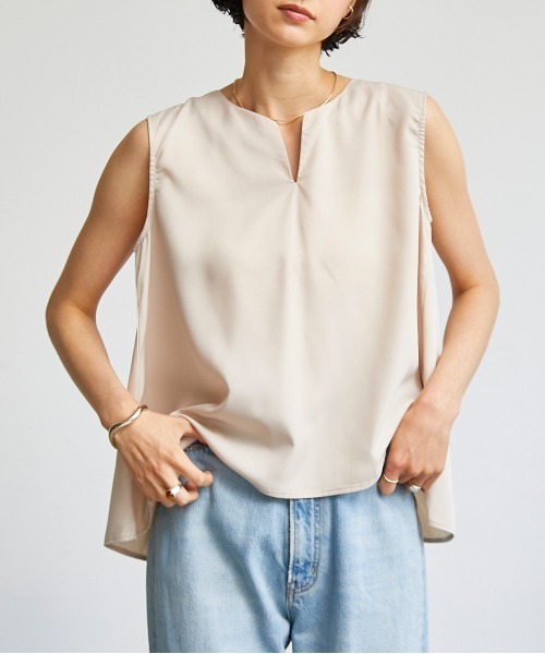 ECRIRE（エクリール）の「【haushinkaコラボ】キーネックイレヘムブラウス（シャツ/ブラウス・レディース・ブラック/ブラウン/グレー/アイボリー・M/L）」の2枚目の写真