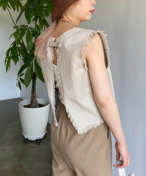 CAPRICIEUX LE'MAGE（カプリシューレマージュ）の「バックオープンカットオフベスト（ベスト・レディース・アイボリー/ブルー・FREE）」の3枚目の写真