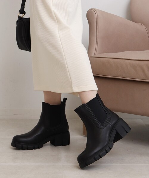 SHOO・LA・RUE(シューラルー)の「◆【消臭】ヒールアップチェルシーブーツ(ブーツ・レディース・ブラック/ナチュラル・35/45)」の3枚目の写真