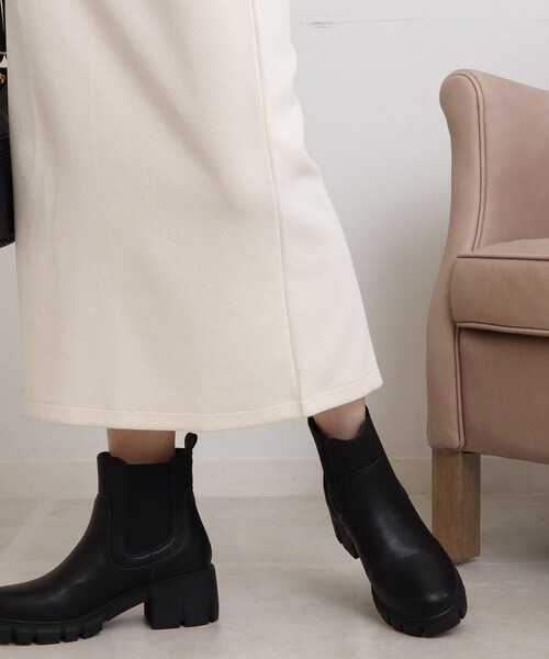 SHOO・LA・RUE(シューラルー)の「◆【消臭】ヒールアップチェルシーブーツ(ブーツ・レディース・ブラック/ナチュラル・35/45)」の4枚目の写真