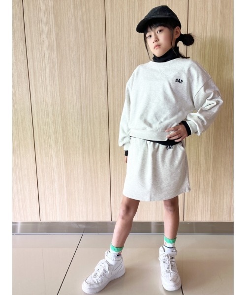 GAP（ギャップ）の「GAPロゴ オーバーサイズ スウェット・トレーナー (キッズ)（スウェット・キッズ・グレー/ベージュ/オフホワイト・120cm/150cm/140cm/130cm/160cm）」の4枚目の写真