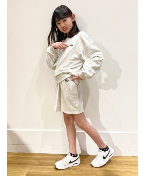 GAP（ギャップ）の「GAPロゴ オーバーサイズ スウェット・トレーナー (キッズ)（スウェット・キッズ・グレー/ベージュ/オフホワイト・120cm/150cm/140cm/130cm/160cm）」の14枚目の写真