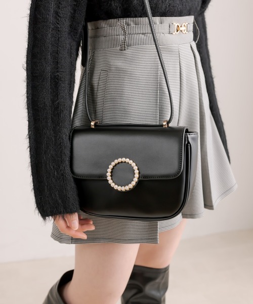 OLIVE des OLIVE（オリーブデオリーブ）の「パールバックルショルダーバッグ（ショルダーバッグ・レディース・ブラック/アイボリー・FREE）」の2枚目の写真