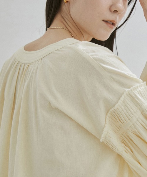 SALON adam et rope'(サロン アダム エ ロペ)の「【手洗い可能】コットン麻ブレンドボリュームスリーブVネックギャザーワンピース(ワンピース・レディース・ブラック/キナリ・FREE)」の8枚目の写真