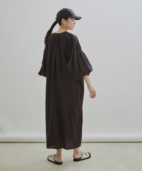 SALON adam et rope'(サロン アダム エ ロペ)の「【手洗い可能】コットン麻ブレンドボリュームスリーブVネックギャザーワンピース(ワンピース・レディース・ブラック/キナリ・FREE)」の15枚目の写真