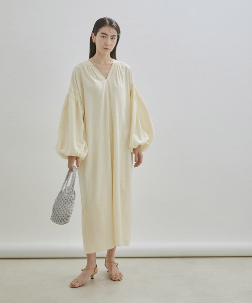 SALON adam et rope'(サロン アダム エ ロペ)の「【手洗い可能】コットン麻ブレンドボリュームスリーブVネックギャザーワンピース(ワンピース・レディース・ブラック/キナリ・FREE)」の19枚目の写真