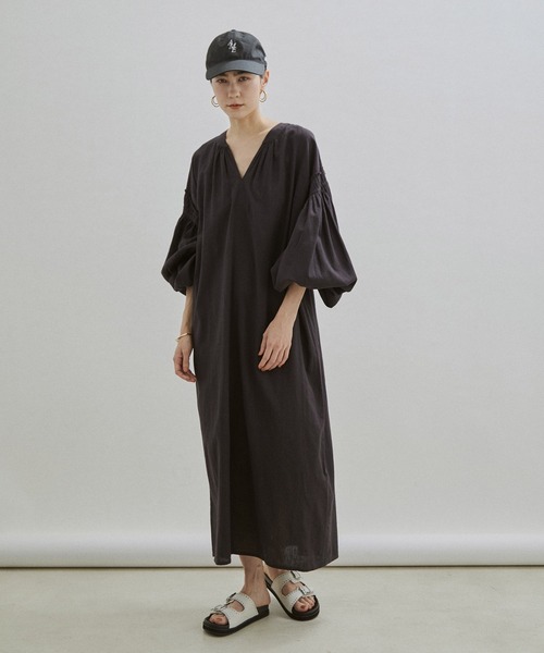 SALON adam et rope'(サロン アダム エ ロペ)の「【手洗い可能】コットン麻ブレンドボリュームスリーブVネックギャザーワンピース(ワンピース・レディース・ブラック/キナリ・FREE)」の10枚目の写真