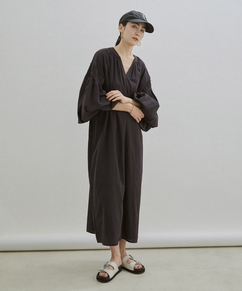 SALON adam et rope'(サロン アダム エ ロペ)の「【手洗い可能】コットン麻ブレンドボリュームスリーブVネックギャザーワンピース(ワンピース・レディース・ブラック/キナリ・FREE)」の21枚目の写真