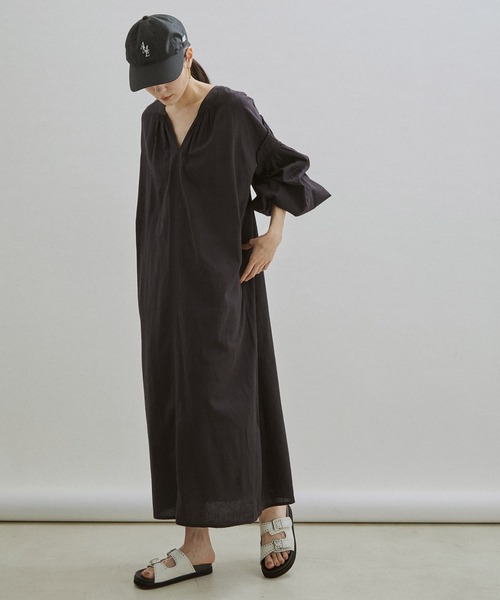 SALON adam et rope'(サロン アダム エ ロペ)の「【手洗い可能】コットン麻ブレンドボリュームスリーブVネックギャザーワンピース(ワンピース・レディース・ブラック/キナリ・FREE)」の17枚目の写真