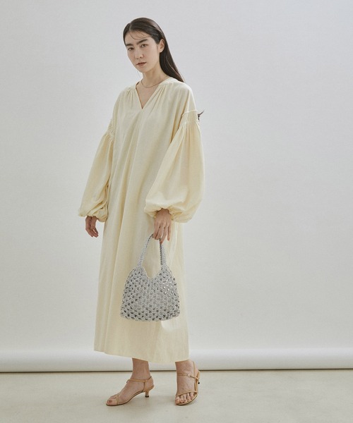 SALON adam et rope'(サロン アダム エ ロペ)の「【手洗い可能】コットン麻ブレンドボリュームスリーブVネックギャザーワンピース(ワンピース・レディース・ブラック/キナリ・FREE)」の13枚目の写真