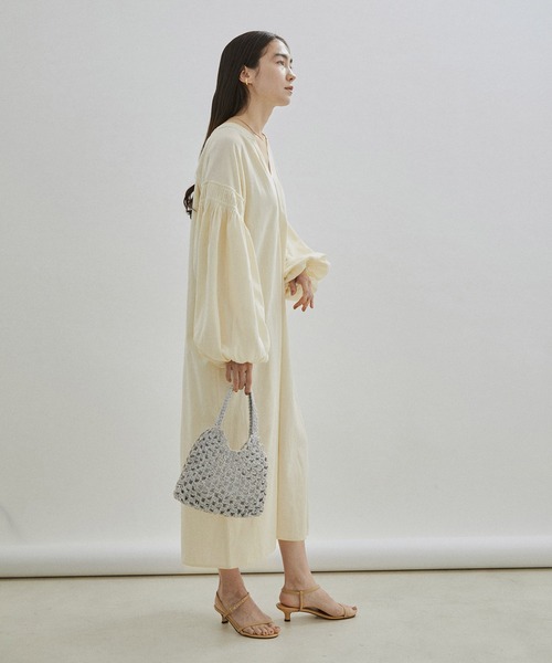 SALON adam et rope'(サロン アダム エ ロペ)の「【手洗い可能】コットン麻ブレンドボリュームスリーブVネックギャザーワンピース(ワンピース・レディース・ブラック/キナリ・FREE)」の9枚目の写真