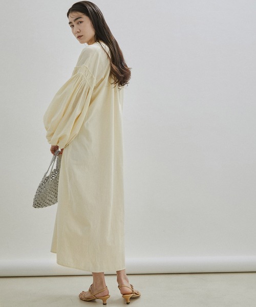 SALON adam et rope'(サロン アダム エ ロペ)の「【手洗い可能】コットン麻ブレンドボリュームスリーブVネックギャザーワンピース(ワンピース・レディース・ブラック/キナリ・FREE)」の12枚目の写真