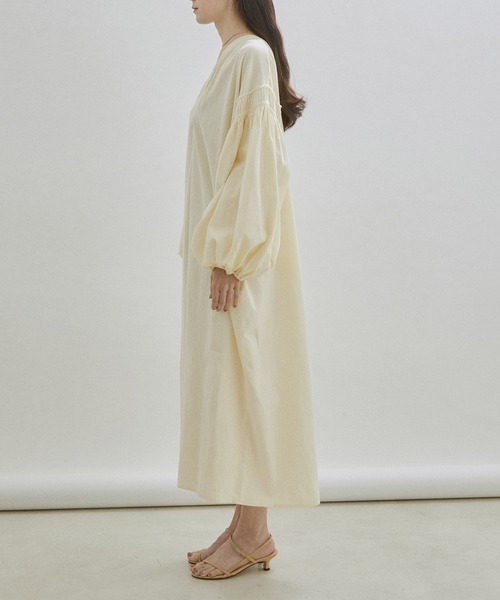 SALON adam et rope'(サロン アダム エ ロペ)の「【手洗い可能】コットン麻ブレンドボリュームスリーブVネックギャザーワンピース(ワンピース・レディース・ブラック/キナリ・FREE)」の16枚目の写真