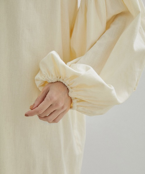 SALON adam et rope'(サロン アダム エ ロペ)の「【手洗い可能】コットン麻ブレンドボリュームスリーブVネックギャザーワンピース(ワンピース・レディース・ブラック/キナリ・FREE)」の18枚目の写真