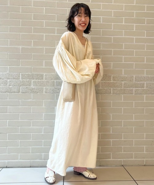 SALON adam et rope'(サロン アダム エ ロペ)の「【手洗い可能】コットン麻ブレンドボリュームスリーブVネックギャザーワンピース(ワンピース・レディース・ブラック/キナリ・FREE)」の5枚目の写真