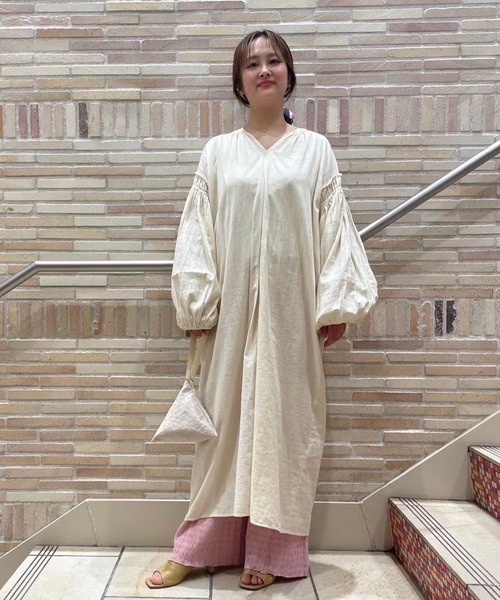 SALON adam et rope'(サロン アダム エ ロペ)の「【手洗い可能】コットン麻ブレンドボリュームスリーブVネックギャザーワンピース(ワンピース・レディース・ブラック/キナリ・FREE)」の4枚目の写真