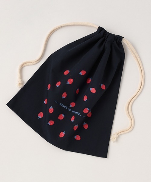 sense of wonder（センスオブワンダー）の「【WEB限定】【センスオブワンダー】イチゴ柄プリント巾着（バックパック/リュック・キッズ・ライトピンク/ネイビー・FREE）」の2枚目の写真