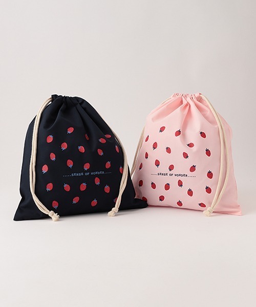 sense of wonder（センスオブワンダー）の「【WEB限定】【センスオブワンダー】イチゴ柄プリント巾着（バックパック/リュック・キッズ・ライトピンク/ネイビー・FREE）」の5枚目の写真