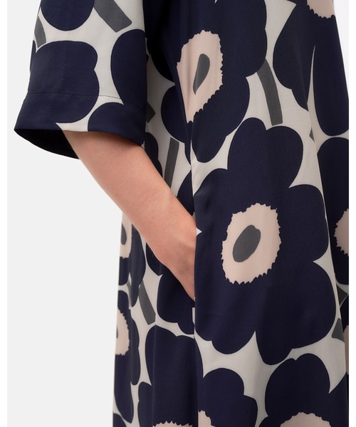 marimekko(マリメッコ)の「Pieni Unikko / camp haaveellinen dress(ワンピース・レディース・ネイビー・34/36)」の4枚目の写真