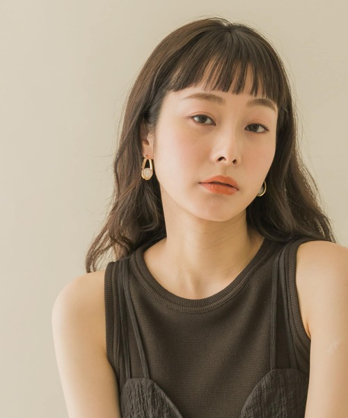 SMELLY(スメリー)の「メタルフレームパールピアス(ピアス(両耳用)・レディース・ゴールド系その他・-)」の5枚目の写真