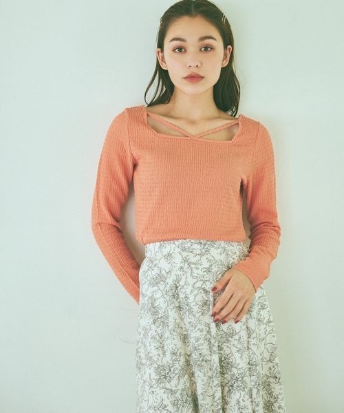 mysty woman(ミスティウーマン)の「シャーリングVストリングプルオーバー 972194(Tシャツ/カットソー・レディース・ブラック/ピンク系その他/アイボリー/ブルー系その他/イエロー/グリーン・FREE)」の6枚目の写真