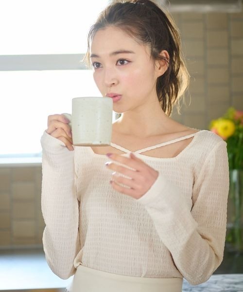 mysty woman(ミスティウーマン)の「シャーリングVストリングプルオーバー 972194(Tシャツ/カットソー・レディース・ブラック/ピンク系その他/アイボリー/ブルー系その他/イエロー/グリーン・FREE)」の2枚目の写真