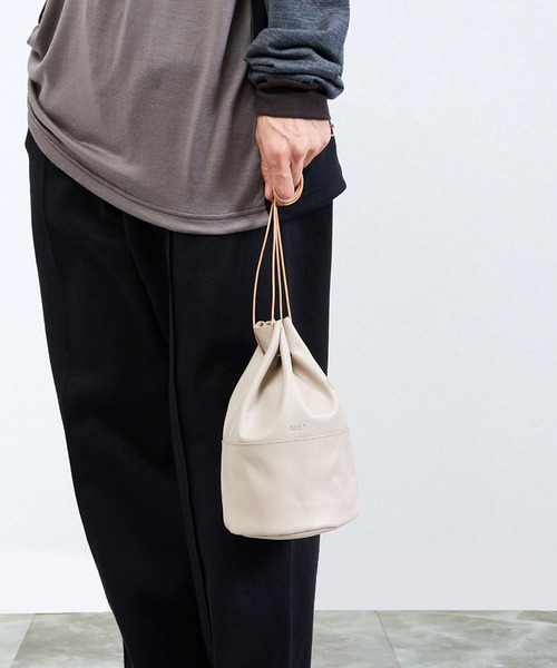 And A（アンドエー）の「And A アンドエー / FINE LEATHER DRAWSTRING BAG【S】牛革巾着バッグ バケツバッグ / AA-A23U001（トートバッグ・メンズ・ブラック/ダークブラウン/オフホワイト・FREE）」の2枚目の写真