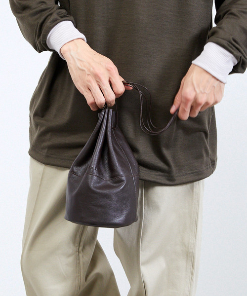 And A（アンドエー）の「And A アンドエー / FINE LEATHER DRAWSTRING BAG【S】牛革巾着バッグ バケツバッグ / AA-A23U001（トートバッグ・メンズ・ブラック/ダークブラウン/オフホワイト・FREE）」の5枚目の写真