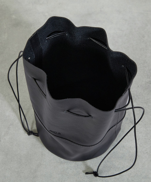 And A（アンドエー）の「And A アンドエー / FINE LEATHER DRAWSTRING BAG【S】牛革巾着バッグ バケツバッグ / AA-A23U001（トートバッグ・メンズ・ブラック/ダークブラウン/オフホワイト・FREE）」の14枚目の写真
