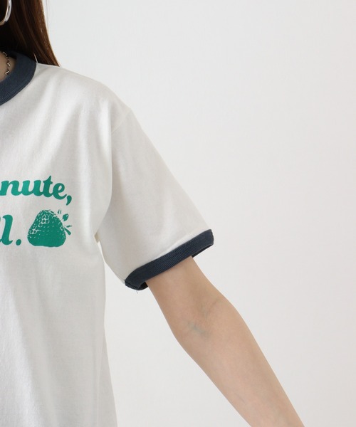 spiritoso(スピリトーゾ)の「spiritoso WAIT A MINUTEイチゴプリント リンガーTシャツ(Tシャツ/カットソー・レディース・グリーン/ネイビー/ブラック・F)」の15枚目の写真